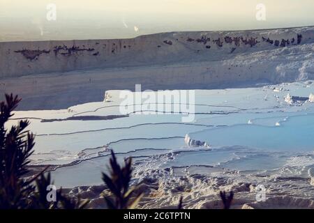 Sonnenuntergang Blick auf Travrtinterrassen in Pamukkale (Cotton Castle). Denizli. Türkei. Stockfoto