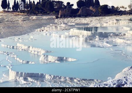 Sonnenuntergang Blick auf Travrtinterrassen in Pamukkale (Cotton Castle). Denizli. Türkei. Stockfoto