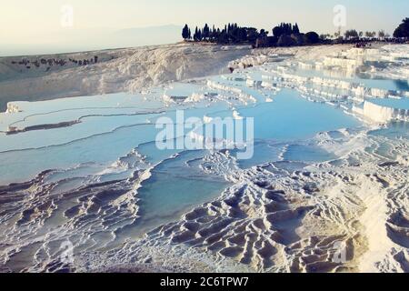 Sonnenuntergang Blick auf Travrtinterrassen in Pamukkale (Cotton Castle). Denizli. Türkei. Stockfoto