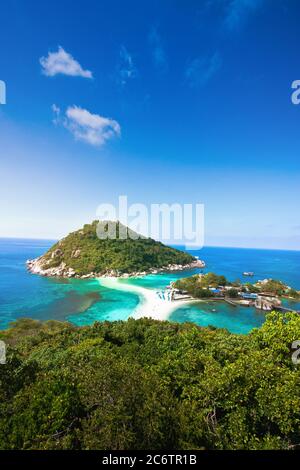 Blauer Himmel und klare Wolke auf der Insel nang Yuan auf koh tao thailand an einem Sommertag auf wunderschönem Naturseeseelandhintergrund Stockfoto