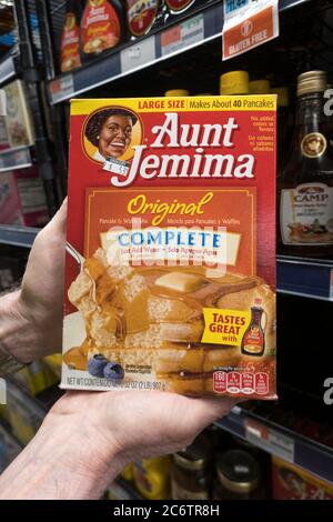 Box mit Tante Jemima Pancake und Waffel Mix, D'Agostino Lebensmittelgeschäft in New York City, USA Stockfoto