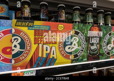 Flaschen IPA Biere, D'Agostino Lebensmittelgeschäft in New York City, USA Stockfoto