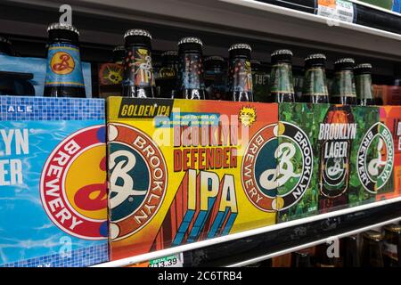 Flaschen IPA Biere, D'Agostino Lebensmittelgeschäft in New York City, USA Stockfoto