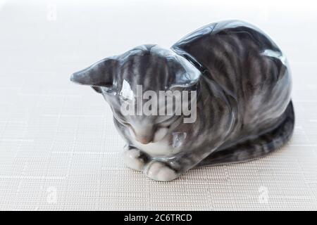 Rosenthal schlafende Katze des Künstlers K. Himmelstoß Stockfoto