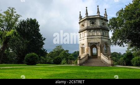 Octagon Tower auf dem Hügel mit Blick auf Studley Royal Water Garden, in der Nähe von Ripon in England Stockfoto