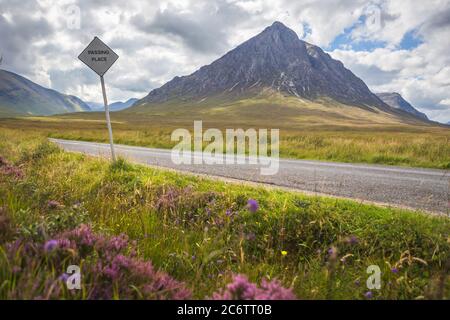 Vorbeifahrenden Ort Schild am Buachaille Etive Mor Glencoe schottischen Highlands Schottland Vereinigtes Königreich Stockfoto