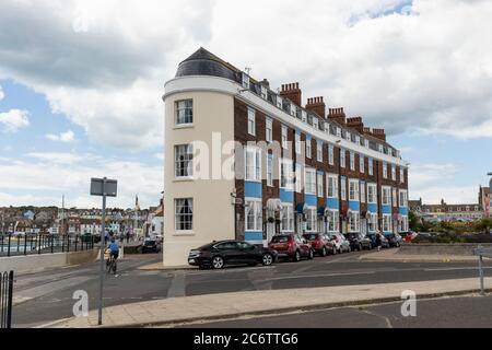 Devonshire-Gebäude sind eine Reihe von Terrassenhäusern in Weymouth, die unter Denkmalschutz stehen. Weymouth, Dorset, England, Großbritannien Stockfoto