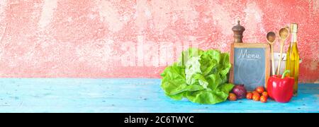 Menüvorlage, Tafel und Lebensmittelzutaten, Panorama, freier Kopierraum Stockfoto