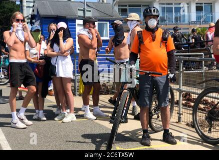 Studland, Großbritannien. Juli 2020. Wanderer und Radfahrer, die Masken tragen, warten auf die Kettenfähre von Sandbanks nach Studland über die Mündung des Hafens von Poole an der Dorset Coast. Kredit: Richard Crease/Alamy Live Nachrichten Stockfoto