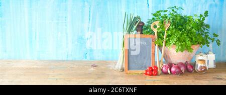 Menüvorlage, Tafel und Lebensmittelzutaten, Panorama, freier Kopierraum Stockfoto