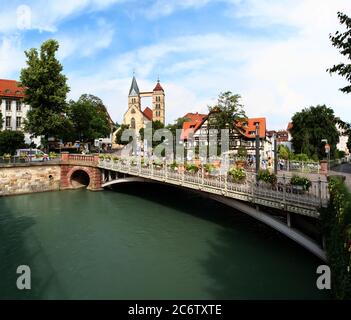 Schöne Sommeransicht der Agnesbrücke (Agnesbrücke) mit evangelischer Kirche (Stadtkirche) von St. Dionys. Esslingen am Nekar. Region Stuttgart. Baden-W. Stockfoto