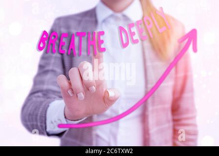 Text in Wort schreiben atmen tief. Business Foto zeigt, um eine Menge Luft in die Lunge zu nehmen inhaleexhale voll digitale Pfeilspitze Kurve steigt upwa Stockfoto