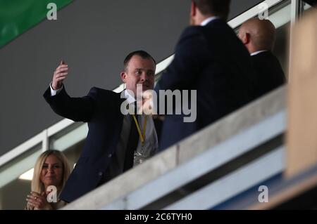 Angus Kinnear, Geschäftsführer von Leeds United, feiert während des Sky Bet Championship-Spiels im Liberty Stadium, Swansea. Stockfoto