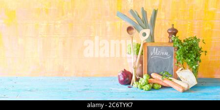 Menüvorlage, Tafel und Lebensmittelzutaten, Panorama, freier Kopierraum Stockfoto