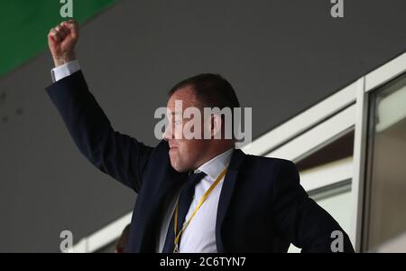 Angus Kinnear, Geschäftsführer von Leeds United, feiert während des Sky Bet Championship-Spiels im Liberty Stadium, Swansea. Stockfoto