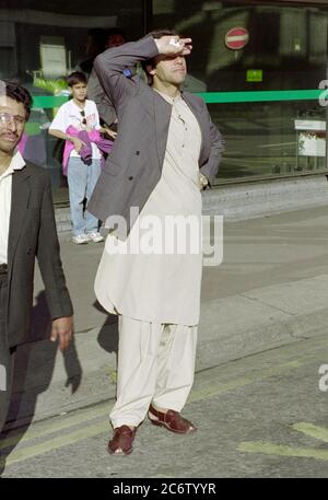 Der ehemalige Pakistan Cricket Kapitän und Premierminister Imran Khan, der 1996 am Londoner Flughafen Heathrow ankommt. Stockfoto