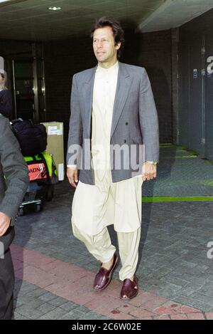 Der ehemalige Pakistan Cricket Kapitän und Premierminister Imran Khan, der 1996 am Londoner Flughafen Heathrow ankommt. Stockfoto