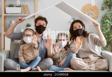 Familie trägt Gesichtsmasken während Coronavirus und Grippe Ausbruch. Schutz vor Viren und Krankheiten, Quarantäne. COVID-2019. Ein Anruf, um zu Hause zu bleiben Stockfoto