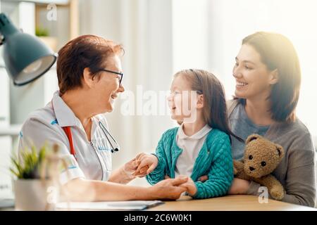 Kind Mädchen und ihre Mutter bei einem Arzttermin Stockfoto