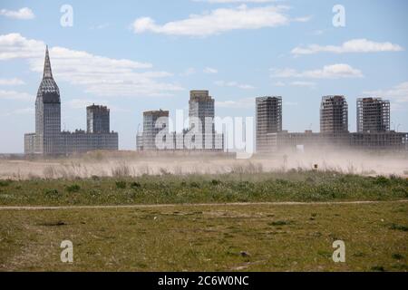 St. Petersburg, Russland - 31. Mai 2020: Neue Wohnblöcke auf dem Schwemmgebiet der Insel Vasilievsky. Wohnviertel Golden City (im Bild) hat eine Kapazität von 450,000 qm von Immobilien Stockfoto