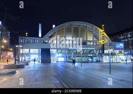 Helsinki, Finnland - 30. November 2019: Nachtansicht von Tennispalatsi, dem Kultur- und Erholungszentrum in Kamppi. Das 1938 erbaute funktionalistische Gebäude verfügt über vier Tennisplätze Stockfoto