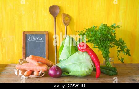 Menüvorlage, Tafel und Lebensmittelzutaten, freier Kopierraum Stockfoto