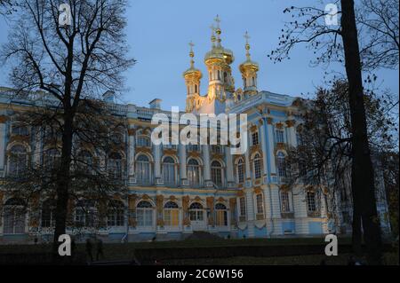 Zarskoe Selo, Russland - 20. Oktober 2019: Nachtansicht der Auferstehungskirche im Katharinenpalast. Das Haus Kirche wurde im Jahr 1746-1756 nach dem Entwurf von S. Chevakinsky gebaut Stockfoto