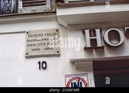 Eine Gedenktafel an der Wand des Hotel de Bresil in Paris, die Sigmund Freud, den Erfinder der Psychoanalyse, feiert. Archivaufnahme, gescannt von Transparentfolie Stockfoto