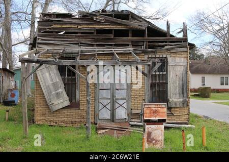 Ein verlassene alte Land Tankstelle Gebäude Stockfoto