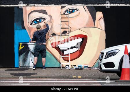 Jody Kelly aus Troon, der Teil eines Künstlerteams ist, das von der Street Art Group Art Pistol zusammengestellt wurde, um neue Arbeiten für das berühmte Wandgemälde der Clutha Bar in Glasgow zu produzieren. Stockfoto