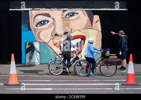 Jody Kelly aus Troon, der Teil eines Künstlerteams ist, das von der Street Art Group Art Pistol zusammengestellt wurde, um neue Arbeiten für das berühmte Wandgemälde der Clutha Bar in Glasgow zu produzieren. Stockfoto