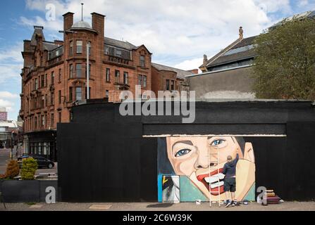 Jody Kelly aus Troon, der Teil eines Künstlerteams ist, das von der Street Art Group Art Pistol zusammengestellt wurde, um neue Arbeiten für das berühmte Wandgemälde der Clutha Bar in Glasgow zu produzieren. Stockfoto