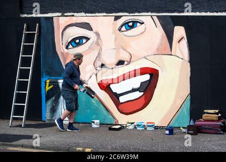 Jody Kelly aus Troon, der Teil eines Künstlerteams ist, das von der Street Art Group Art Pistol zusammengestellt wurde, um neue Arbeiten für das berühmte Wandgemälde der Clutha Bar in Glasgow zu produzieren. Stockfoto