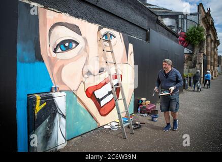 Jody Kelly aus Troon, der Teil eines Künstlerteams ist, das von der Street Art Group Art Pistol zusammengestellt wurde, um neue Arbeiten für das berühmte Wandgemälde der Clutha Bar in Glasgow zu produzieren. Stockfoto