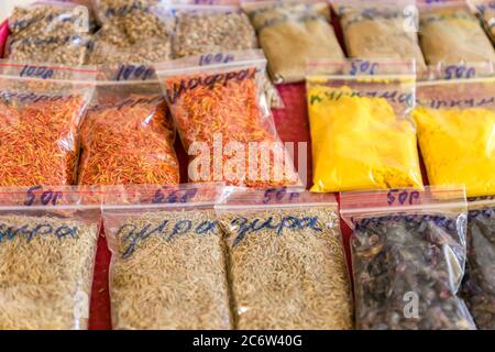 Verschiedene Kräuter und Gewürze in klaren Plastiktüten auf dem Markt Stockfoto