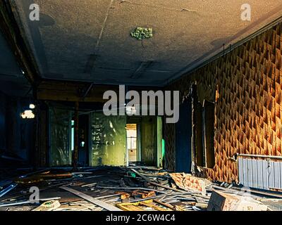 Zerstörter Raum wird von Bauschutt überflutet Stockfoto