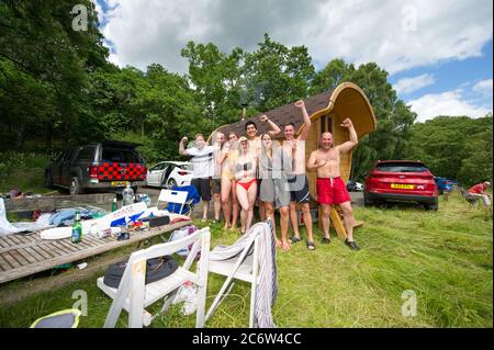 Loch Venachar, Loch Lomond und Trossachs National Park, Schottland, Großbritannien. Juli 2020. Im Bild: Die Einwohner von Glasgow haben ihre eigene Sauna gemacht. Was tun Sie im geschlossenen Zustand, wenn das Day Spa geschlossen ist? Bringen Sie Ihre eigene maßgeschneiderte mobile Sauna mit und bringen Sie sie zu einem wunderschönen malerischen schottischen loch, das den perfekten Tauchpool bildet, um Sie nach einem heißen sizzling und einer entspannenden sauna am loch zu kühlen, während Sie ein kühles Getränk und etwas Essen genießen. Quelle: Colin Fisher/Alamy Live News Stockfoto