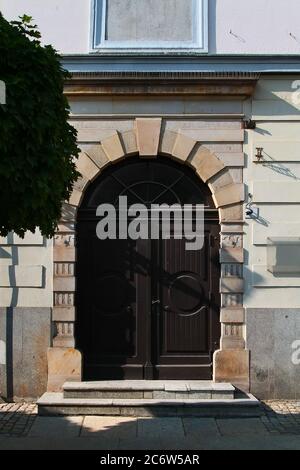 Eingangstür aus Holz mit Vintage-Bögen und Rustication. Breslau. Polen. Stockfoto