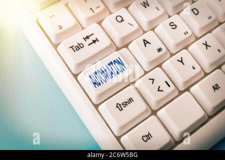 Notiz zur Automatisierung schreiben. Geschäftskonzept für Anlagen in Produktionssystemen oder anderen Fertigungsprozessen PC-Tastatur-Taste mit leerer Notiz Stockfoto