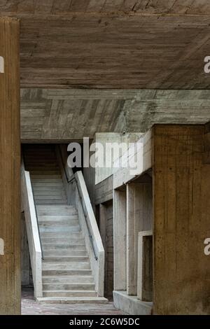 Brutalistische Betontreppen an der Unité d’habitation Cite Radieuse in Marseille Frankreich Stockfoto