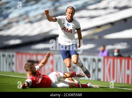 Tottenham Hotspur's Harry Kane (rechts) und Arsenal's Shkodran Mustafi kämpfen während des Premier League Spiels im Tottenham Hotspur Stadium, London um den Ball. Stockfoto