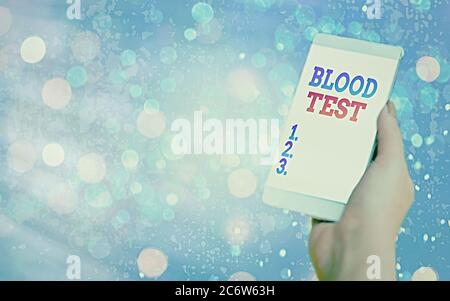 Textschild mit Blutprobe. Business Foto Text extrahierte Blutprobe aus einem Organismus, um eine Laboranalyse durchzuführen Moderne Gadgets mit weißen di Stockfoto