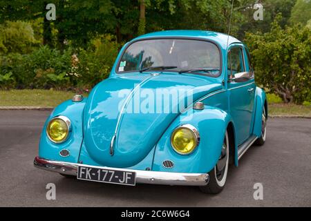 Lamorlaye, Frankreich - Juli 05 2020: Der Volkswagen Käfer wird seit 1938 vom deutschen Automobilhersteller Volkswagen (VW) hergestellt und vermarktet. Stockfoto