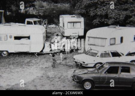 Feine 70er Jahre Vintage schwarz-weiß Lifestyle-Fotografie eines Zigeunerlagers in einem lokalen offenen Raum. Stockfoto