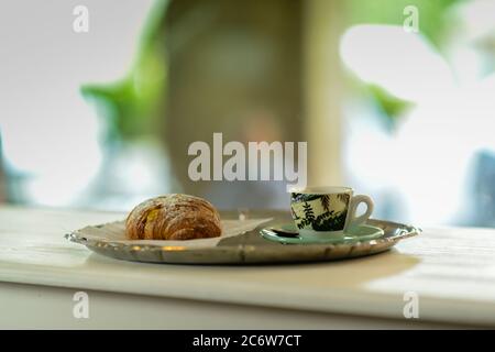 Komplettes italienisches Frühstück mit Espresso-Kaffee, süßem Gebäck gefüllt mit Pudding und Orangensaft Stockfoto