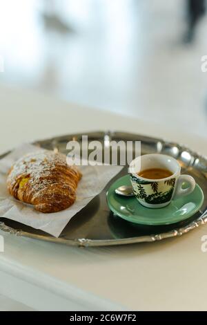 Komplettes italienisches Frühstück mit Espresso-Kaffee, süßem Gebäck gefüllt mit Pudding und Orangensaft Stockfoto