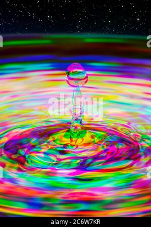 Wassertropfen Welligkeit Spritzer mit abstrakten mehrfarbigen Harris Shutter Effekt Stockfoto