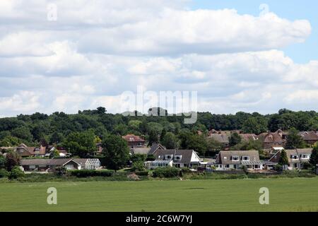 Ein Blick über Langley Vale, Surrey mit Epsom Downs Rennbahn im Hintergrund, Frühjahr 2020 Stockfoto