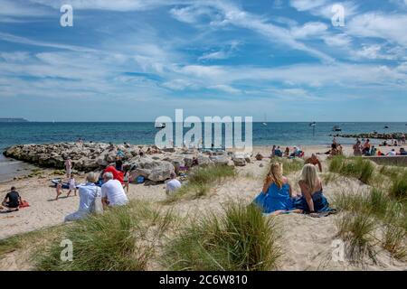 Christchurch, Großbritannien. Sonntag, 7. Juli 2020. Etwas soziale Distanzierung, aber keine Gesichtsmasken in Hengistbury Head bei Bournemouth. Quelle: Thomas Faull/Alamy Live News Stockfoto