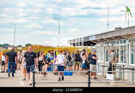 Christchurch, Großbritannien. Sonntag, 7. Juli 2020. Etwas soziale Distanzierung, aber keine Gesichtsmasken in Hengistbury Head bei Bournemouth. Quelle: Thomas Faull/Alamy Live News Stockfoto